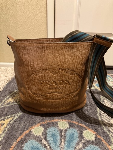 Prada brown pebbled bucket - brown,